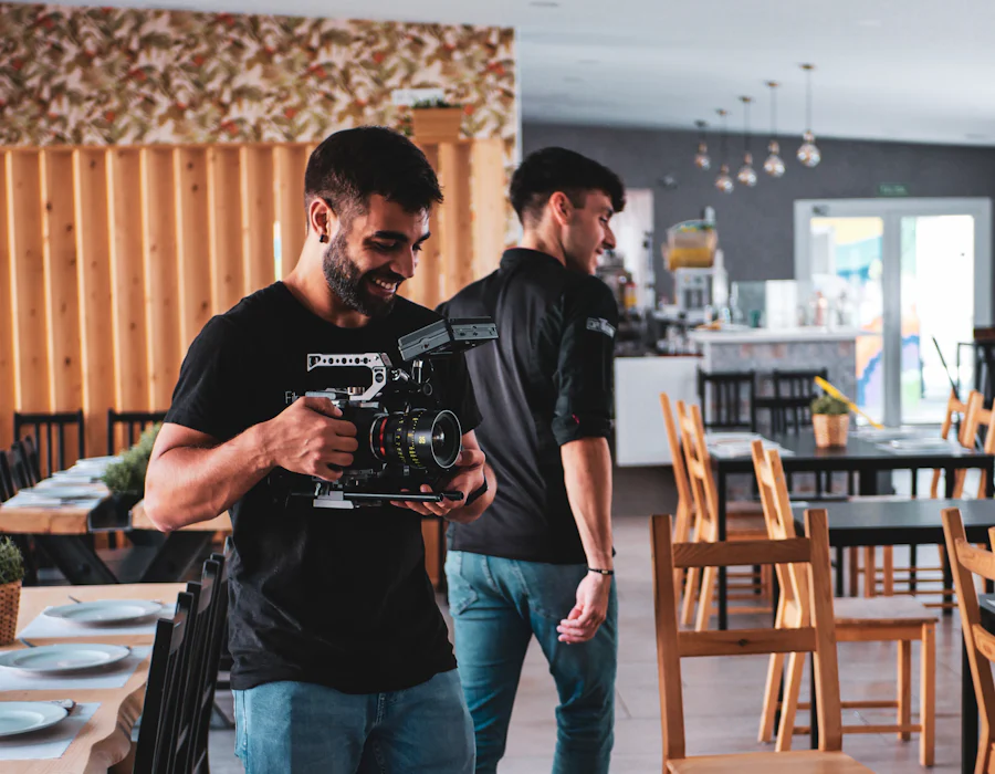 Videomaker gravando vídeo dentro de um restaurante em Curitiba
