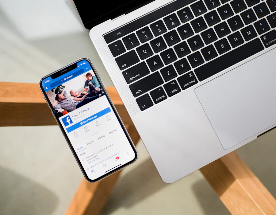 Celular com Instagram aberto ao lado de um notebook