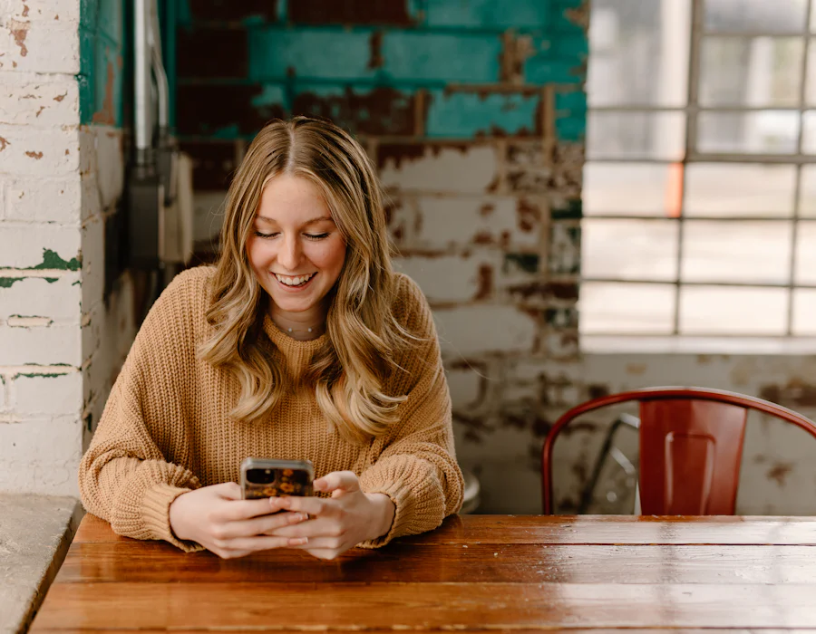 Mulher usando o Instagram no celular em um café